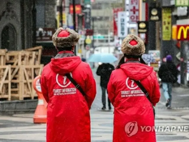 韓国・ソウルの繁華街、明洞の観光案内員（資料写真）＝（聯合ニュース）