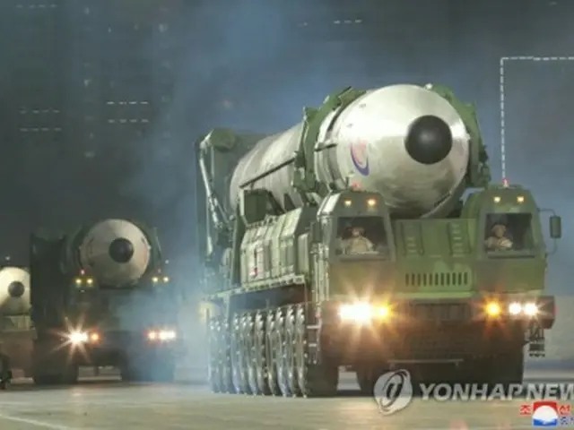 北朝鮮が２５日夜、平壌の金日成広場で行った閲兵式＝（朝鮮中央通信＝聯合ニュース）≪転載・転用禁止≫