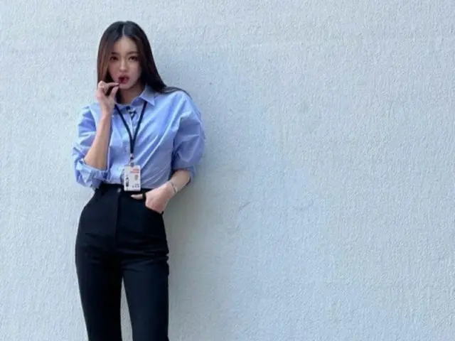 ユア(OH MY GIRL)、本当に159cm?…”足が2mあるみたい”(画像提供:wowkorea)