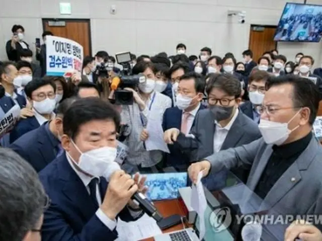 委員長に詰め寄って抗議する「国民の力」の議員たち（共同取材）＝２７日、ソウル（聯合ニュース）