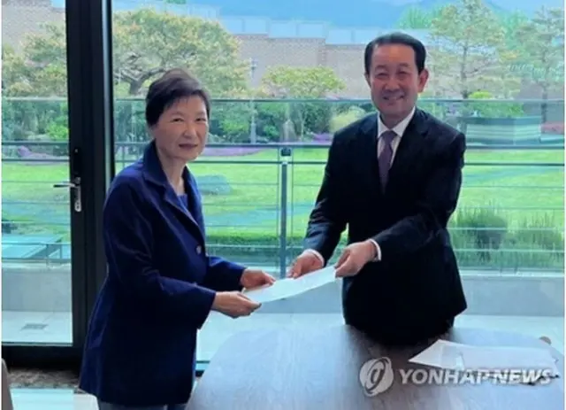 大邱市内にある自宅で朴柱宣氏から招待状を受け取る朴槿恵氏（左、大統領就任準備委員会提供）＝（聯合ニュース）≪転載・転用禁止≫