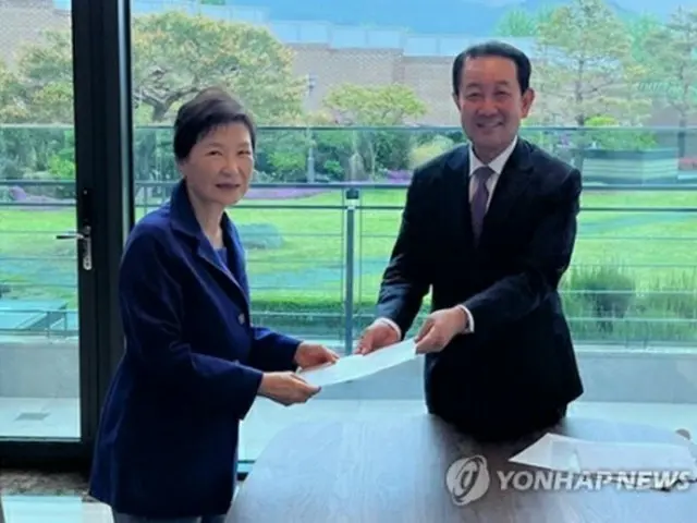 大邱市内にある自宅で朴柱宣氏から招待状を受け取る朴槿恵氏（左、大統領就任準備委員会提供）＝（聯合ニュース）≪転載・転用禁止≫