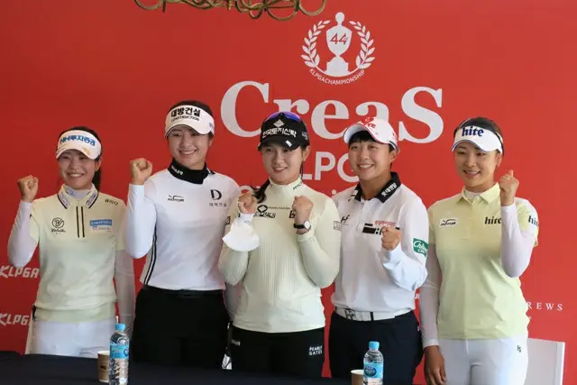 Creas F＆C メディアデーでパク・ミンジ、イ・ジョンウン6、パク・ヒョンギョン、キム・ヒョージュ、ユン・イナがポーズを取っている。（画像提供:wowkorea）