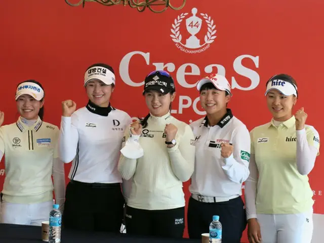 Creas F＆C メディアデーでパク・ミンジ、イ・ジョンウン6、パク・ヒョンギョン、キム・ヒョージュ、ユン・イナがポーズを取っている。（画像提供:wowkorea）
