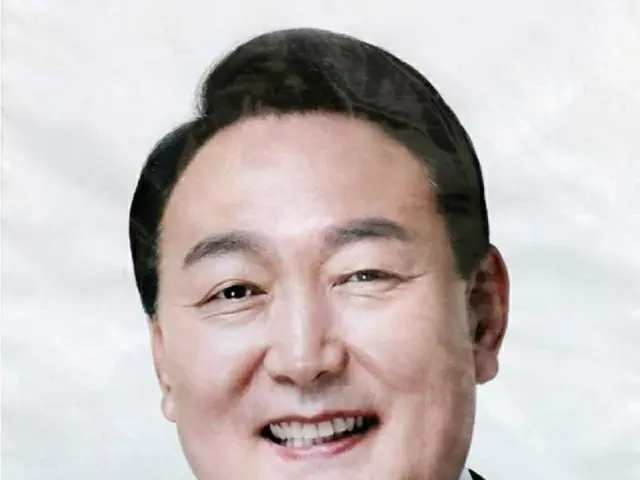 韓国の脱北民団体“自由北韓運動連合”が100万枚の対北ビラを送ったアドバルーンに付けられた尹錫悦氏の写真と文「検事が首領となった偉大な国、大韓民国の12番目の大統領“尹錫悦”」（画像提供:wowkorea）