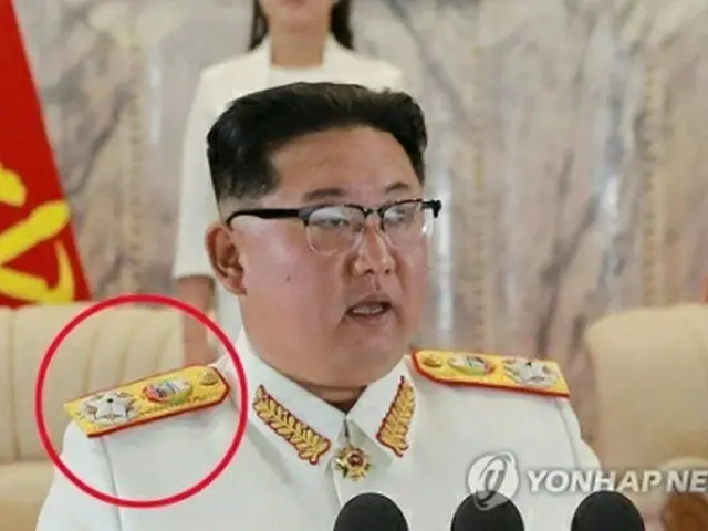 閲兵式に出席した金正恩氏の元帥服の肩章（赤い丸の囲み）＝（朝鮮中央通信＝聯合ニュース）≪転載・転用禁止≫