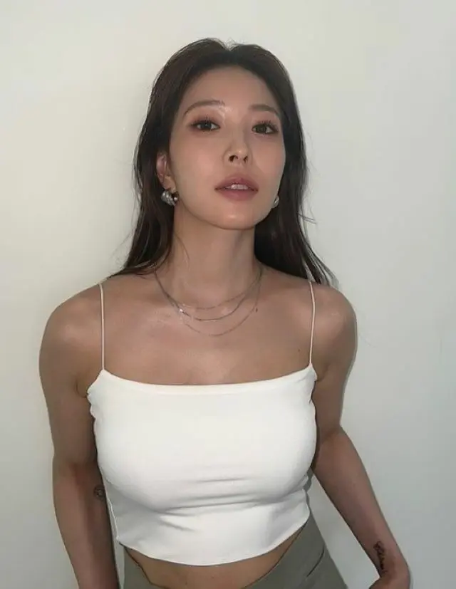 歌手BoA、ノースリーブ姿の近況ショット公開…グラマラスにくびれたウエストのメリハリボディで魅了（画像提供:wowkorea）