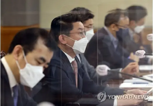 会議を主宰する李第１次官＝２９日、ソウル（聯合ニュース）