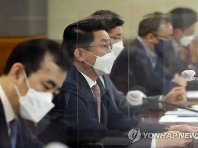 会議を主宰する李第１次官＝２９日、ソウル（聯合ニュース）