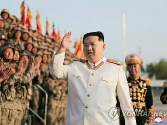 閲兵式の参加者と記念撮影する金正恩氏＝（朝鮮中央通信＝聯合ニュース）≪転載・転用禁止≫