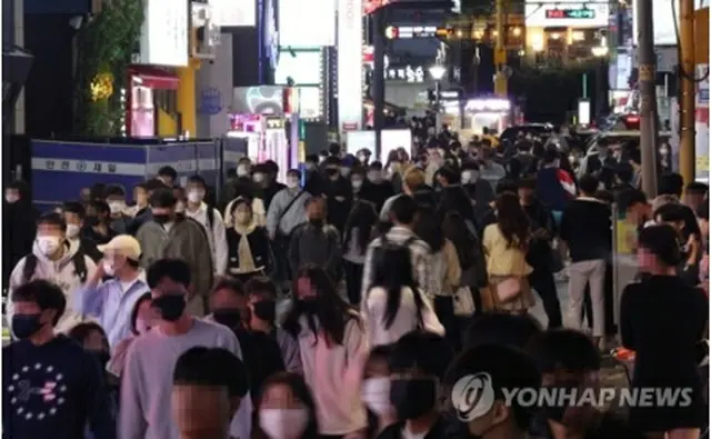 ソウル・江南駅周辺の繁華街が多くの市民でにぎわっている＝２９日、ソウル（聯合ニュース）