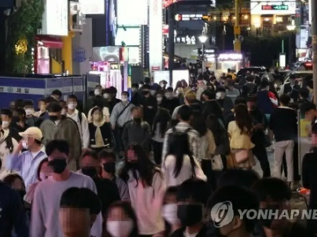 ソウル・江南駅周辺の繁華街が多くの市民でにぎわっている＝２９日、ソウル（聯合ニュース）