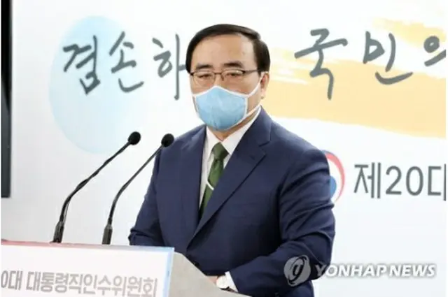 記者団の質問に答える金聖翰氏（政権引き継ぎ委員会写真記者団）＝１日、ソウル（聯合ニュース）
