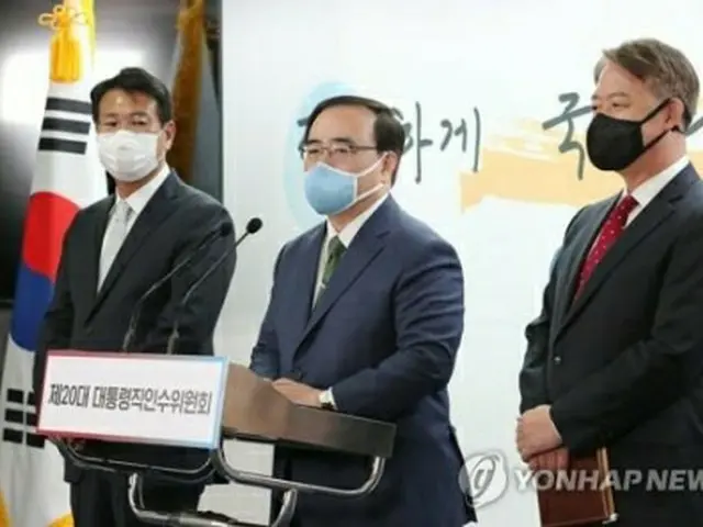 国家安保室の改編について説明する金聖翰氏（中央、政権引き継ぎ委員会写真記者団）＝１日、ソウル（聯合ニュース）