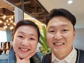 歌手PSY、お笑い芸人イ・スジと撮った写真を公開…「双子かと思った」