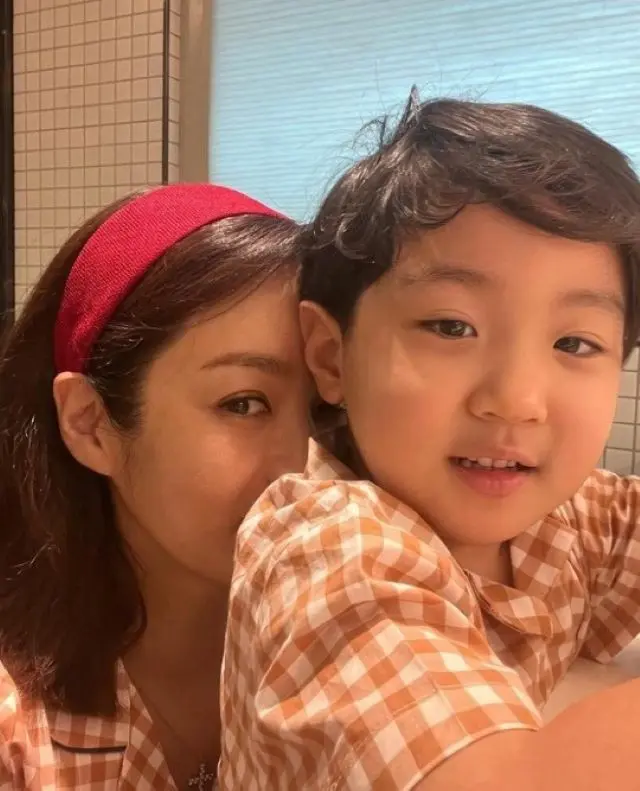 “40代シングルマザー”女優チェリム、早くもイケメンの片鱗を見せる息子との幸せな朝の風景を公開（画像提供:wowkorea）