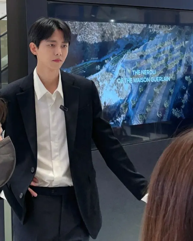 モデル兼タレントのチュ・ウジェ、スーツを着て寝る男…”やはり普通ではない”（画像提供:wowkorea）
