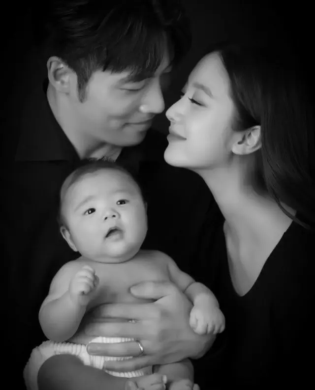 ヘリム（元Wonder Girls）、息子と3人の家族写真…キス直前カットの幸せな笑顔（画像提供:wowkorea）