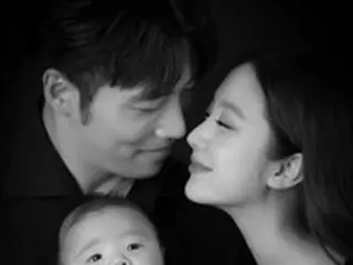 ヘリム（元Wonder Girls）、息子と3人の家族写真…キス直前カットの幸せな笑顔