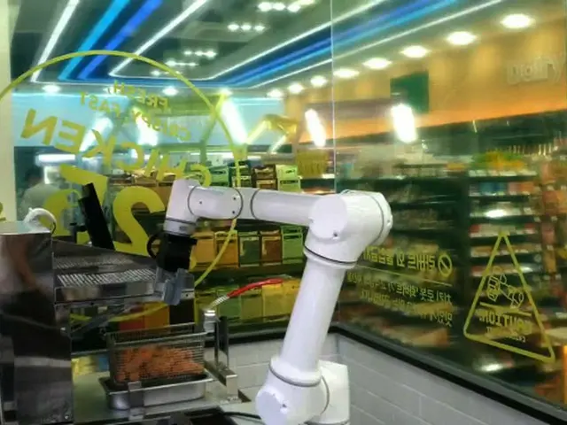 AIロボットがチキンを調理、コンビニ「GS25」のフラッグシップストア4号店で＝韓国（画像提供:wowkorea）