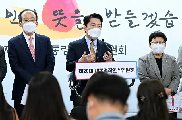 韓国の安哲秀 政権引き継ぎ委員長が3日、国政課題を発表後、取材陣の質疑に答えている様子（画像提供:wowkorea）