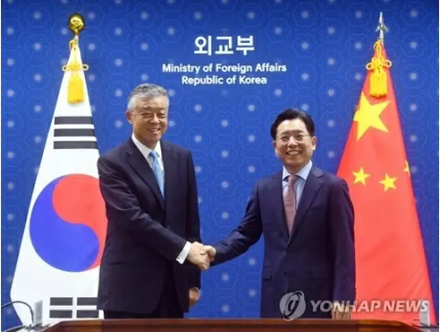 握手を交わす魯氏（右）と劉氏（共同取材）＝（聯合ニュース）