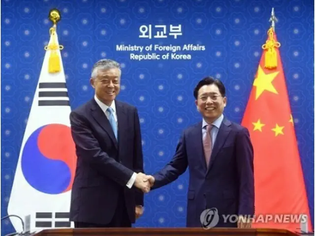 握手を交わす魯氏（右）と劉氏（共同取材）＝（聯合ニュース）