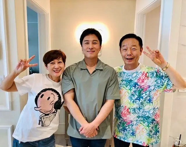 キム・ドンワン(SHINHWA)、お笑い芸人キム・ハクレ＆イム・ミスク夫婦と記念撮影…夫婦のYouTubeチャンネルに出演（画像提供:wowkorea）