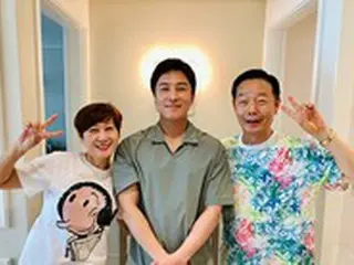 キム・ドンワン(SHINHWA)、お笑い芸人キム・ハクレ＆イム・ミスク夫婦と記念撮影…夫婦のYouTubeチャンネルに出演