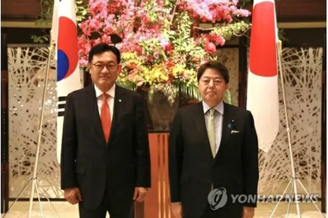 ４月２５日、尹錫悦（ユン・ソクヨル）氏が日本に派遣した「政策協議代表団」の団長を務めた鄭鎮碩（チョン・ジンソク）国会副議長（左）が林氏との夕食会で記念撮影している（同代表団提供）＝（聯合ニュース）≪転載・転用禁止≫