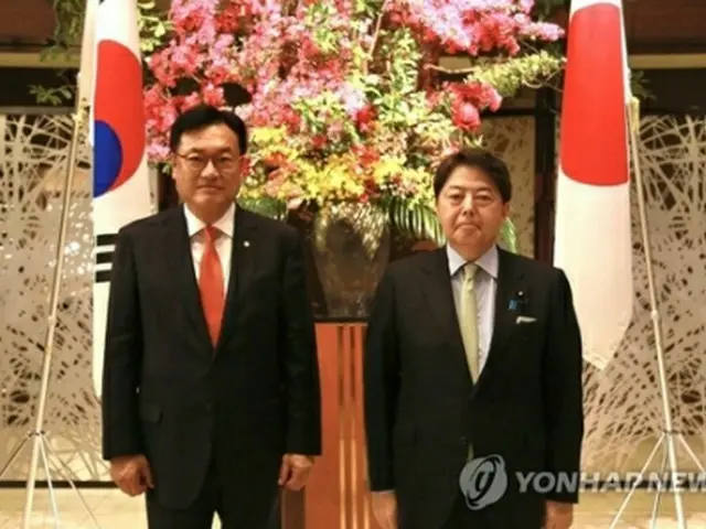 ４月２５日、尹錫悦（ユン・ソクヨル）氏が日本に派遣した「政策協議代表団」の団長を務めた鄭鎮碩（チョン・ジンソク）国会副議長（左）が林氏との夕食会で記念撮影している（同代表団提供）＝（聯合ニュース）≪転載・転用禁止≫