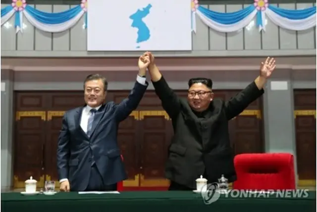 １８年９月１９日、文大統領（左）と金正恩氏が平壌で開かれた公演を観賞後、市民にあいさつしている（資料写真）＝（聯合ニュース）