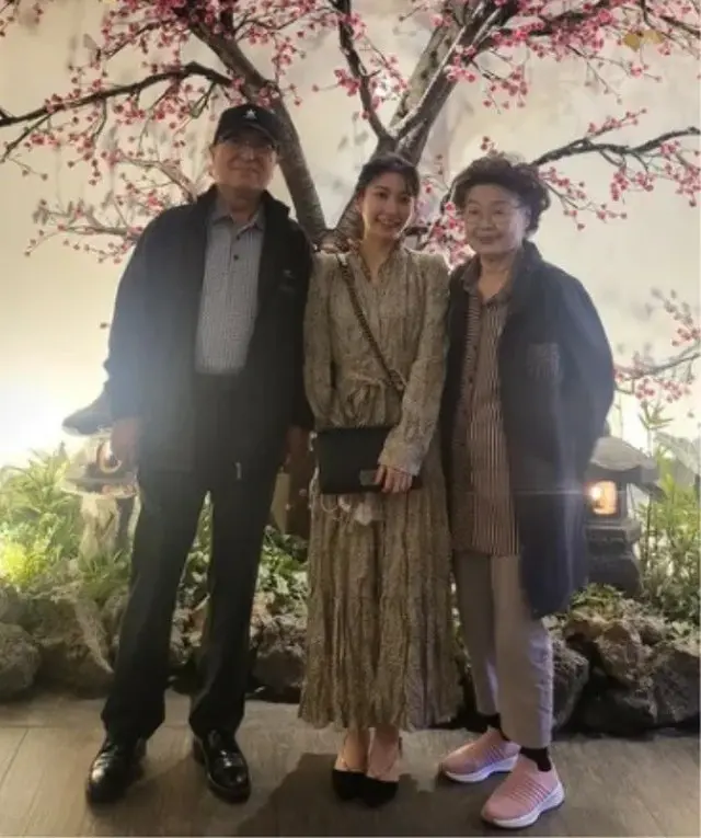 イ・ジフン、両親と妻アヤネさんのちょっぴり照れくさいスリーショット公開…「孫を見るまで元気でいてください」（画像提供:wowkorea）