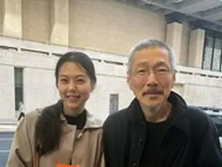 “不倫関係”ホン・サンス監督＆女優キム・ミニ、仲良しツーショットが公開される