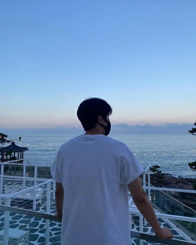 俳優キム・ソンホ、再開したSNS更新…海を眺める後ろ姿を公開1（画像提供:wowkorea）