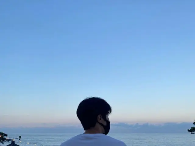 俳優キム・ソンホ、再開したSNS更新…海を眺める後ろ姿を公開1（画像提供:wowkorea）