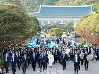文在寅大統領「私の妻のあいさつも聞きますか」…金正淑夫人「ありがとうございます」