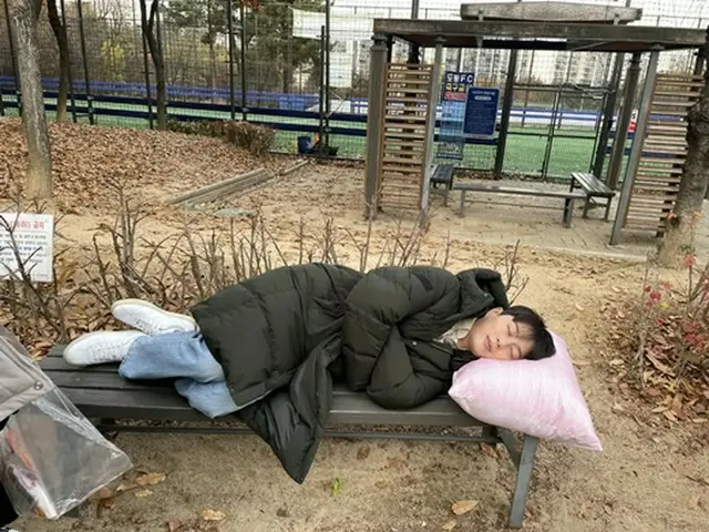 ユン・ドゥジュン（Highlight）、大きな枕を持ってベンチで昼寝？「今日もファイティン」（画像提供:wowkorea）