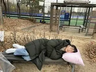 ユン・ドゥジュン（Highlight）、大きな枕を持ってベンチで昼寝？「今日もファイティン」
