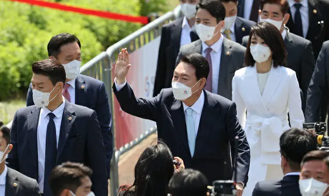 韓国の尹錫悦大統領と金建希夫人が就任式場に入場している様子（画像提供:wowkorea）