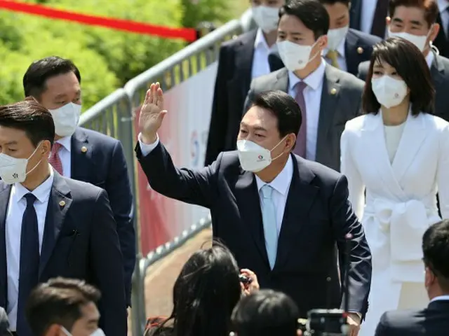 韓国の尹錫悦大統領と金建希夫人が就任式場に入場している様子（画像提供:wowkorea）