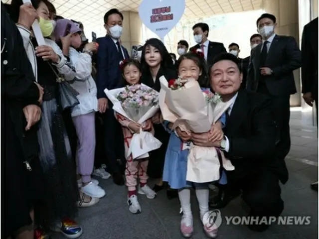 就任を祝う花束を贈られた尹大統領夫妻＝10日、ソウル（聯合ニュース）