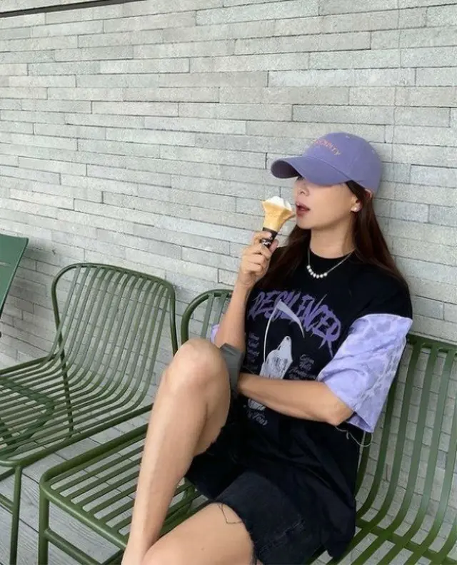 女優コ・ソヨン、アイスクリームを食べても太らない49歳…優雅な脚線美（画像提供:wowkorea）