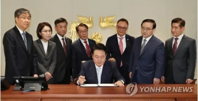 ソウル・竜山に新たに設けた大統領執務室で案件に署名する尹大統領＝１０日、ソウル（聯合ニュース）