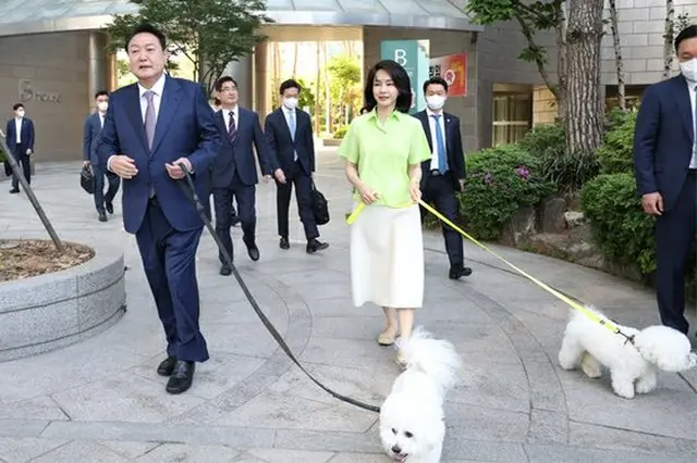 尹錫悦大統領を見送るため姿を現した金建希夫人（画像提供:wowkorea）