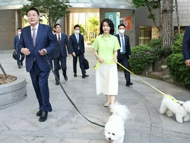 尹錫悦大統領を見送るため姿を現した金建希夫人（画像提供:wowkorea）
