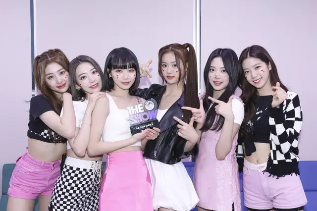 「LE SSERAFIM」、デビュー8日で初の音楽番組1位、「夢のよう」（画像提供:wowkorea）