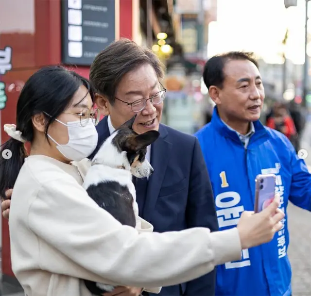 共に民主党常任顧問の李在明氏、仁川訪問での女児に対する行動が物議「無理に押した」のか「押し寄せる人から保護」なのか＝韓国報道（画像提供:wowkorea）