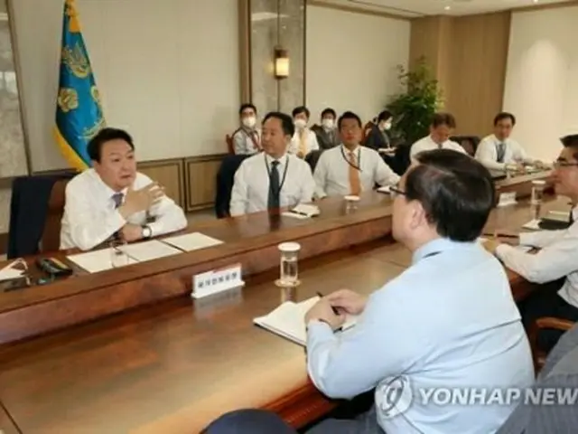 首席秘書官会議で発言する尹大統領＝１１日、ソウル（聯合ニュース）