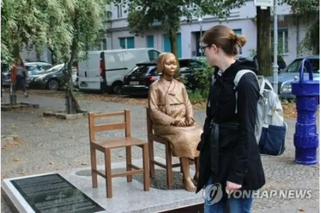ベルリン市内に設置された少女像を見つめる現地の市民（資料写真）＝（聯合ニュース）